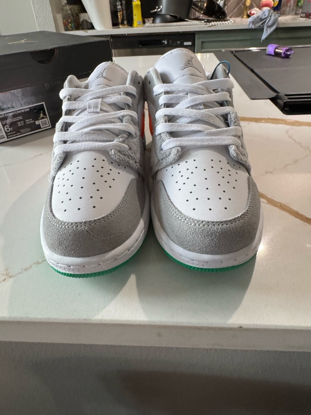 *RARE* *NEW* Nike Air Jordan 1 Lows - Carrot, Size 6Y - Picture 7 of 9